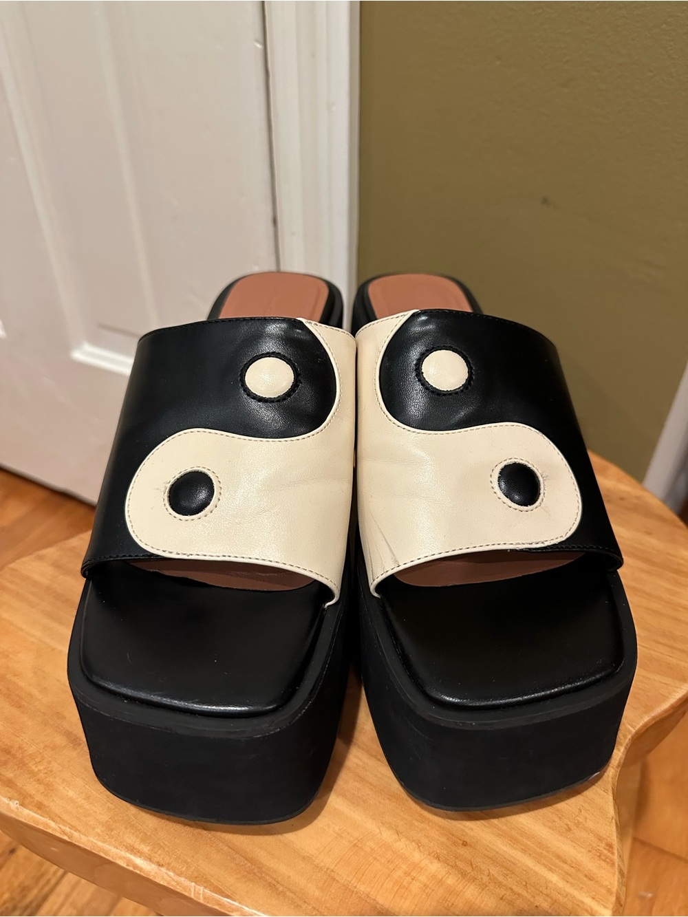 Princess Polly Black and Cream Yin Yang Platform Slides
